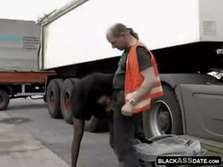 Negru streetwalker calarind pe full-blown camion șofer exterior