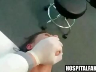 Bịnh nhân được fucked lược và cummed trên qua cô ấy medic