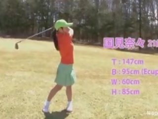 Vackra asiatiskapojke tonårs flickor spela en spel av remsan golf
