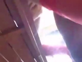 Lascivo rubio con afeitada perra consigue corrida en su culo vídeo