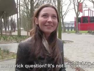 बेल्जियन आकर्षक बेकार चुभन में पब्लिक