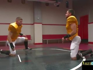 Muscly stud sucks pecker 10 min after wrestling match